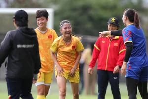 Nụ cười của Huỳnh Như cùng đồng đội trước trận chung kết môn bóng đá nữ SEA Games 32. ẢNH: DŨNG PHƯƠNG