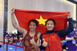 Niềm vui của Mỹ Hạnh (trái) và Mỹ Trang sau khi bảo vệ thành công tấm huy chương vàng SEA Games. ẢNH: TÂM HÀ 