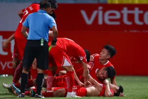 Các đồng đội ở Viettel FC ăn mừng bàn thắng đầy cảm xúc của Nhâm Mạnh Dũng. ẢNH: MINH HOÀNG 