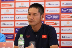 HLV Akira Ijiri lên tiếng bênh vực các nữ tuyển thủ U20 Việt Nam. ẢNH: MINH HOÀNG 