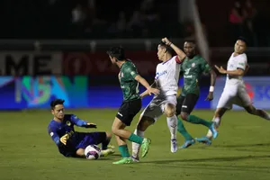 SLNA và CLB TPHCM quyết tâm giành 3 điểm để sớm chiếm lợi thế trong cuộc đua trụ hạng. ẢNH: DŨNG PHƯƠNG 