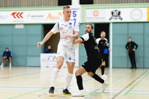 Ngoại binh Aleksi Pirttijoki (áo trắng) cao 1m95 của CLB futsal Thái Sơn Nam TPHCM. 