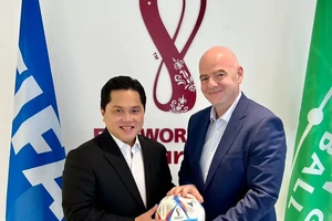 Chủ tịch FIFA Gianni InfantinoI trao quyền đăng cai U17 World Cup 2023 cho Indonesia. 