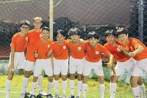 Sự nhí nhố của các học viên Trung tâm futsal cộng đồng Trương Quốc Tuấn. ẢNH: TÂM HÀ 