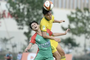 Quảng Nam (áo vàng) được đánh giá cao khi tiếp đón Bình Phước trên sân nhà Tam Kỳ. ẢNH: DŨNG PHƯƠNG 