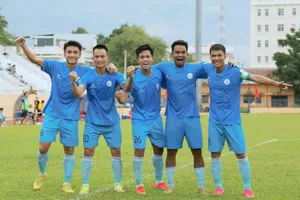 Niềm vui chiến thắng của các cầu thủ Bình Thuận. ẢNH: ANH TRẦN 