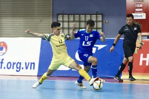 Trận "siêu kinh điển" giữa Thái Sơn Nam TPHCM và Sahako diễn ra với "cơn mưa" bàn thắng. ẢNH: ANH TRẦN 