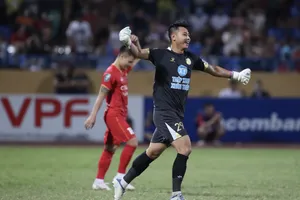 Niềm vui của thủ môn dự bị Trần Đức Dũng khi giúp Nam Định đánh bại CAHN. ẢNH: MINH HOÀNG 