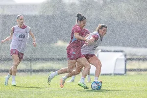 Đội tuyển nữ Tây Ban Nha tập luyện dưới trời mưa lớn ở TP Auckland, New Zealand. 