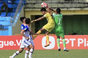 HLV thủ môn Danh Hoàng Tuấn vẫn phải ra sân thi đấu cho BR-VT dù đã 42 tuổi. ẢNH: MINH HOÀNG 