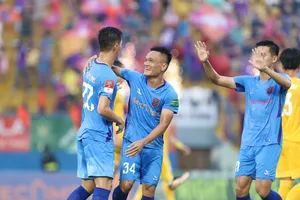 B.Bình Dương tiến gần với tấm vé trụ hạng V-League 2023. ẢNH: DŨNG PHƯƠNG