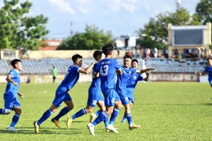 Các cầu thủ Quảng Nam trở lại V-League sau 3 năm chờ đợi. ẢNH: TÂM HÀ 