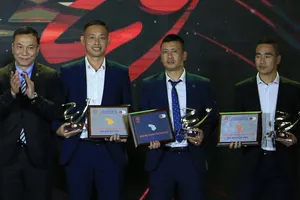 Chủ tịch VFF Trần Quốc Tuấn (ngoài cùng bên trái) vinh danh lần lượt ba trọng tài Ngô Duy Lân (Còi Vàng 2023), Hoàng Ngọc Hà (Còi Bạc) và Mai Xuân Hùng (Còi Đồng)