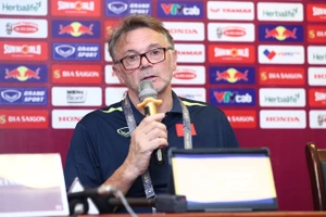 HLV Philippe Troussier hài lòng về màn trình diễn của các tuyển thủ U23 Việt Nam ở trận ra quân vòng loại Giải U23 châu Á 2024. ẢNH: MINH HOÀNG 