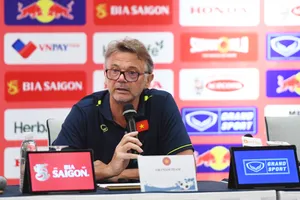 HLV Philippe Troussier ở buổi họp báo trước trận giao hữu giữa đội tuyển Việt Nam và Palestine vào chiều 10-9. 