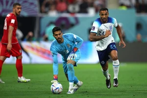 Thủ môn Hossein Hosseini đối đầu với tuyển thủ Callum Wilson của Anh ở World Cup 2022. ẢNH: GETTY 