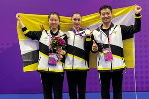 Nữ võ sĩ wushu Basma Lachkar (giữa) giành tấm huy chương bạc ASIAD 19 lịch sử cho thể thao Brunei. 