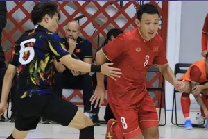 Nguyễn Minh Trí cùng đội tuyển futsal Việt Nam đánh bại đội tuyển Hàn Quốc vào chiều 11-10.