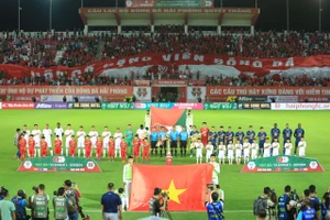 Bầu không khi sôi động ở trận khai mạc V-League 2023-24 giữa Hải Phòng và HA.GL. 