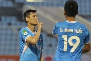 Niềm vui của Phan Văn Long với cú đúp bàn thắng vào lưới Huế