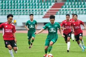 Long An (áo đỏ) nhận thất bại trước Phù Đổng Ninh Bình.