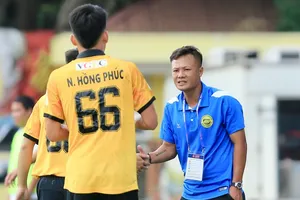 HLV Phạm Thành Lương cùng các cầu thủ Hòa Bình có chuyến làm khách dự báo đầy khó khăn trên sân của PVF. 