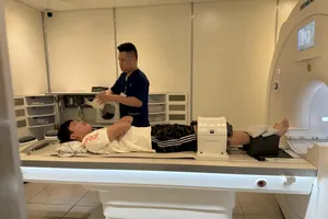 Tiền vệ Hoàng Đức đi kiểm tra chấn thương vào sáng 28-10. ẢNH: QUANG VIỆT 