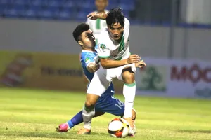 Đội khách Bình Phước (áo trắng) gây bất ngờ khi giành 1 điểm trên sân Hòa Xuân. 