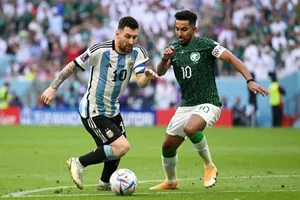 Salem Al Dawsari (phải) đoạt danh hiệu Cầu thủ nam xuất sắc nhất AFC năm 2022. ẢNH: GETTY 