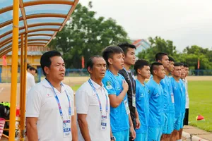 Tân Giám đốc kỹ thuật Nguyễn Minh Dũng của Đồng Tháp (bìa trái) phải thực hiện án kỷ luật của VFF.