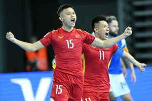 Khổng Đình Hùng ăn mừng bàn thắng ghi vào lưới Brazil ở Futsal World Cup 2021. 