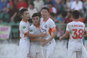 Phan Văn Long cùng các cầu thủ Đà Nẵng đang tỏ ra vượt trội so với mặt bằng chung ở Giải hạng Nhất. ẢNH: ANH TRẦN 