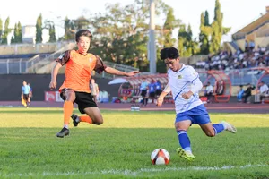 Huế (áo trắng) và Bà Rịa-Vũng Tàu (áo cam) sử dụng nhiều cầu thủ trẻ và đang có thành tích tốt ở Giải hạng Nhất quốc gia 2023-2024. ẢNH: TÂM HÀ 