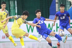 Sahako FC (áo vàng) và Thái Sơn Bắc đã cống hiến cho khán giả trận cầu hấp dẫn. 