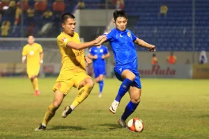 Thanh Hóa (áo vàng) giành chiến thắng trên sân của Quảng Nam. ẢNH: TÂM HÀ 