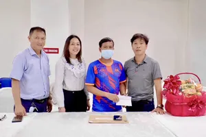 Đại diện Ban tổ chức các Giải đấu Doanh nhân Online, đội bóng Doanh nhân Quảng Ngãi đến thăm hỏi và gửi lời xin lỗi đến trọng tài Lê Tuấn Kiệt.