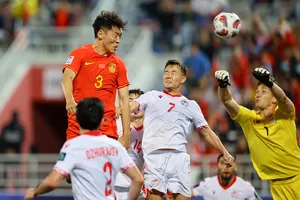 Tình huống Zhu Chenjie (Trung Quốc) đưa bóng vào lưới Tajikistan nhưng không được công nhận. 