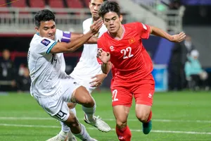 HLV Graham Arnold của Australia đánh giá cao các cầu thủ Indonesia (áo trắng). 