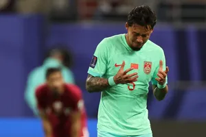 Các tuyển thủ Trung Quốc thể hiện sự thất vọng sau trận thua trước Qatar. ẢNH: SOHU 