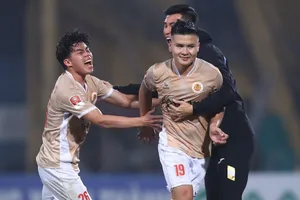 Niềm vui của Quang Hải cùng các thành viên CAHN với bàn thắng gỡ hòa đầy cảm xúc. ẢNH: VPF 