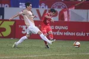 Các cầu thủ CAHN gặp nhiều khó khăn khi đối đầu với Viettel FC. ẢNH: MINH HOÀNG