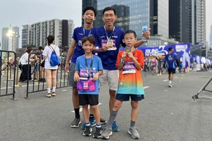 Anh Nguyễn Minh Tâm cùng các con tham dự cự ly 5km, 10km ở Run To Live 2024. ẢNH: BÌNH AN 