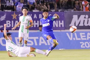 Các cầu thủ BR-VT (áo xanh) đón nhận thất bại trên sân nhà ở vòng 13