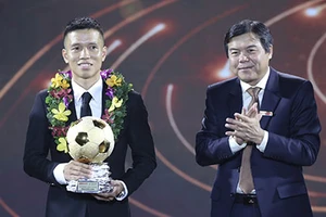 Tổng biên tập Báo Sài Gòn Giải Phóng Tăng Hữu Phong trao danh hiệu Quả bóng vàng futsal năm 2023 cho Phạm Đức Hòa. ẢNH: DŨNG PHƯƠNG 