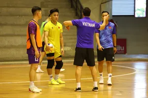 HLV Diego Giustozzi hướng dẫn Hồ Văn Ý cách triển khai bóng từ vị trí thủ môn. ẢNH: TÂM HÀ 