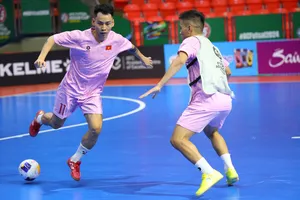 Đội tuyển futsal Việt Nam làm quen với Nhà thi đấu Huamark. ẢNH: TÂM HÀ 