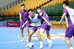 Buổi tập làm quen mặt sân thi đấu Bangkok Arena của đội tuyển futsal Việt Nam. ẢNH: TÂM HÀ