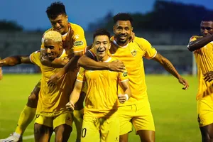 Các cầu thủ Quảng Nam đã có chiến thắng đầu tiên ở V-League 2023-2024. ẢNH: TÂM HÀ 