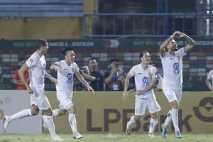 Niềm vui của các cầu thủ Nam Định. ẢNH: MINH HOÀNG 