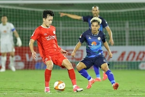 Nguyễn Hoàng Đức (Viettel FC) và Cao Văn Triền (Bình Định) sẽ tạo ra điểm nóng ở giữa sân. 